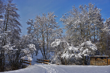 Winterstimmung am Bach mit Brücke