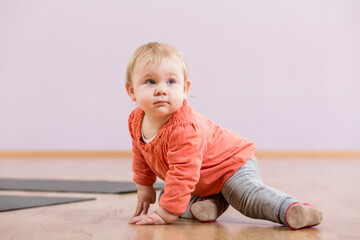 Naklejka premium Toddler sitting on floor
