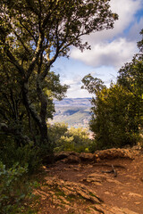 Un chemin de randonnée au sommet du Mont Liausson avec vu sur le Lac du Salagou (Occitanie, France)