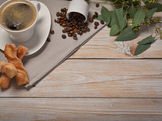 Kaffeepause ,  Holz, Background, Holzbackground, Kaffeebohnen , Frühstückstisch, Frühstück mit Brötchen, Background für Stichwort, Background für Titel, Entspannende Frühstück, Kaffeearoma