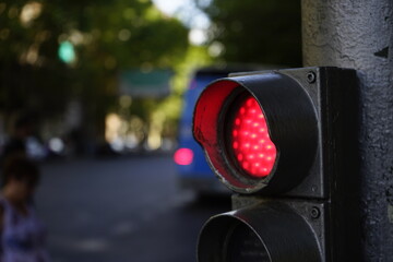 Semáforo en rojo regulando el tráfico en una zona urbana.