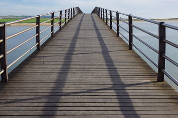 Obraz premium Perspectiva frontal del puente peatonal sobre el Río Salado en Conil de la Frontera.