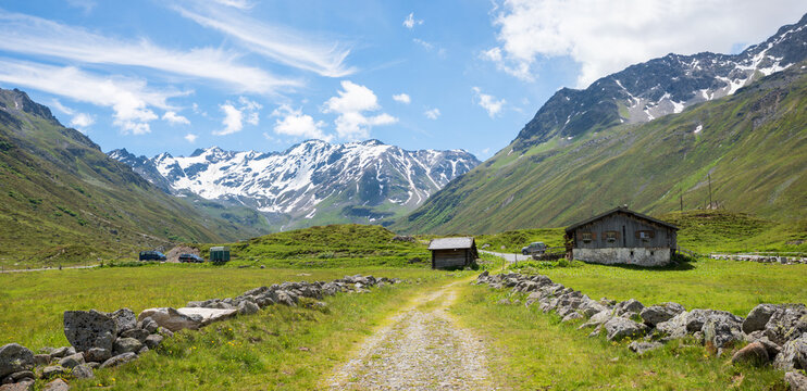 Idyllische Berglandschaft mit Blick zum Scalettagletscher, Dischmatal bei Davos, Pr&auml;ttigau Graub&uuml;nden