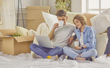 Couple at reception discussing issues with a sexologist