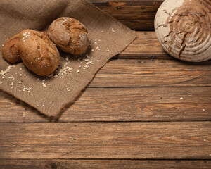 Backwahren, Brötchen, Holz, Background, Holzbackground, Brötchen Natur, Frühstückstisch, Frühstück mit Brötchen, Background für Stichwort, Background für Titel, 