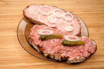 2 Belegte Brote mit Hackepeter, Zwiebelmett, Leberwurst auf Glasteller