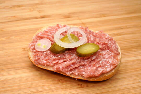 halbes belegtes Br&ouml;tchen mit Hackepeter, Zwiebelmett,