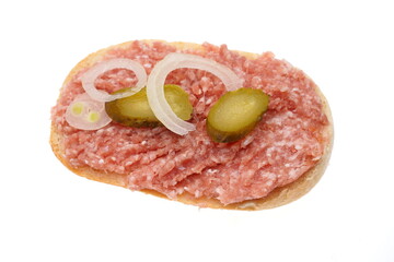 halbes belegtes Brötchen mit Hackepeter, Zwiebelmett, freisteller