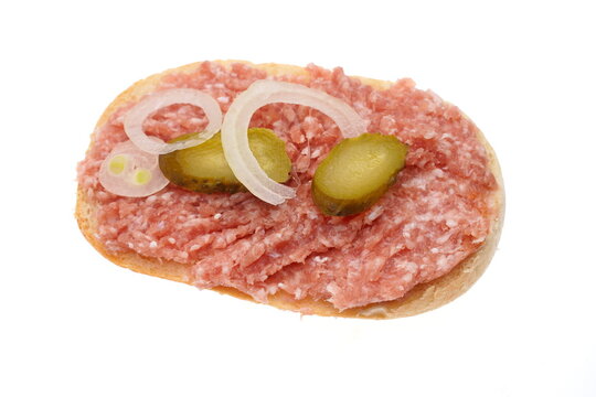 halbes belegtes Br&ouml;tchen mit Hackepeter, Zwiebelmett, freisteller
