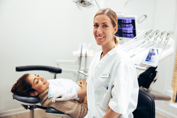 Obraz premium Female dentist at dental clinic office