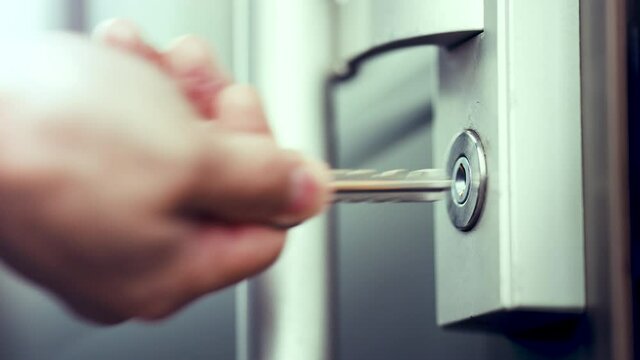 ドアのカギを開ける男性の手