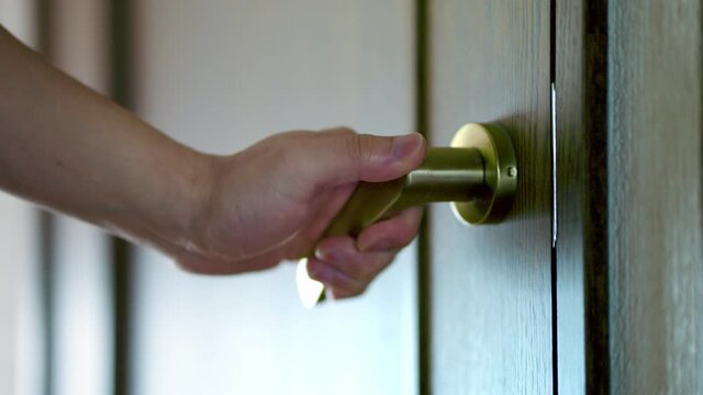 ドアを開ける男性の手