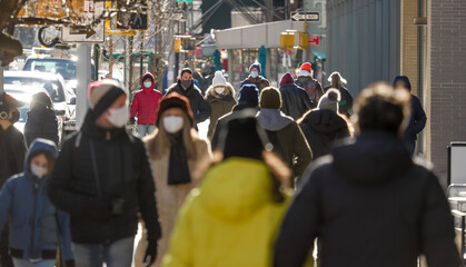 Obraz premium Crowd of people walking street wearing masks