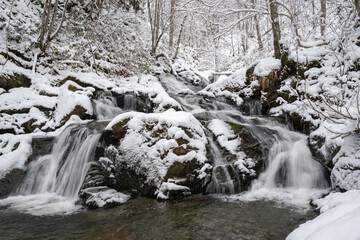 Fototapeta na wymiar 旭川市オロエン川の滝 冬の風景