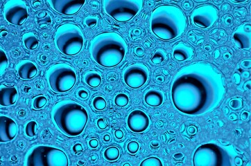 Blasenbildung in der blauen Lösung 