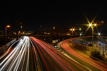 Fototapeta na wymiar Autopista de noche a larga exposición.