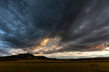 Dichte Wolken bei Sonnenuntergang