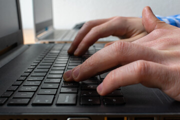 hombre usando un ordenador en la oficina 