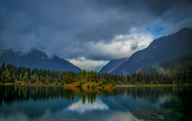 Fototapeta na wymiar Gold Creek Pond Autumn, Snoqualmie Pass, Washington