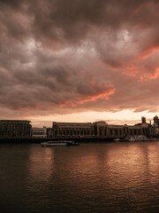 Naklejka premium Sunset at the riverside in Central London