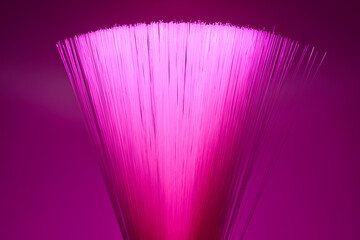 Ein Bündel Lichtleiter leuchtet in der Dunkelheit.