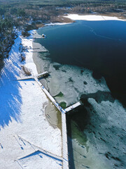 Zimowa panorama z lotu ptaka głównej plaży jeziora Głębokie w pobliżu miejscowości Międzyrzecz - obrazy, fototapety, plakaty