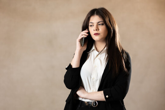 chica joven hablando seria por el movil