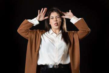 chica joven haciendo burlas sobre fondo negro