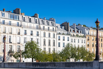 Fototapeta na wymiar Paris, ile saint-louis and quai de Bethune, beautiful ancient buildings, panorama on the Tournelle bridge 