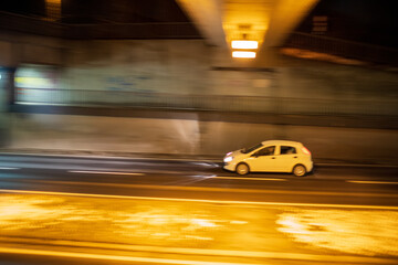 Auto in der Nacht im Winter