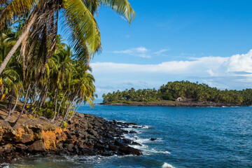 Fototapeta na wymiar Les îles du Salut forment un archipel constitué de trois îlots d'origine volcanique rattachés à la Guyane, et situés à quatorze kilomètres au large de Kourou.