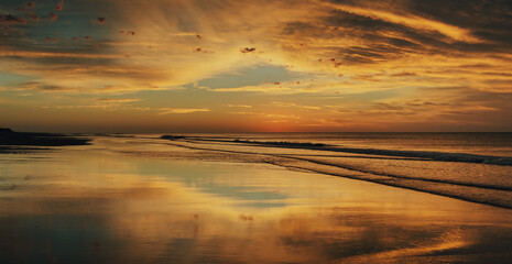 Fototapeta na wymiar beautiful beach sunrise
