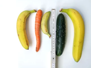 Foto op Plexiglas Measuring tape with bananas, carrot an cucumber symbolizing different penis sizes and forms © fotofox33