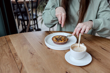 Obraz na płótnie Canvas girl eating breakfast in a coffee shop