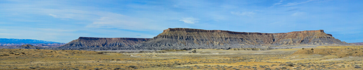 Desert Landscape in Souther Utah, southwest USA, cliffs, mesa, mountains, vegetation, and great views