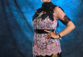 Naklejka premium Indonesian women's kebaya with a modern style. Kebaya is a typical Javanese clothing with a batik motif. fashion portraits of women for festivals, formal wear or weddings