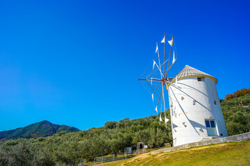 青空とギリシャ風車 香川県