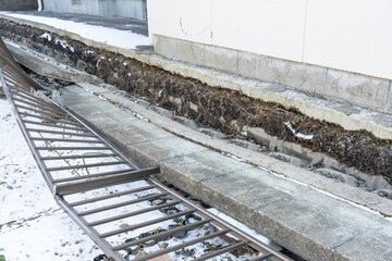 経年劣化で倒れたフェンスと壁