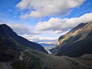 大自然に囲まれた青い湖