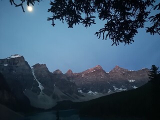 早朝の山脈