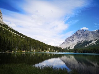 Naklejka premium 大自然に囲まれた青い湖
