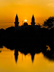 Fototapeta na wymiar The reflection of the lakeside mosque as the sun rises 