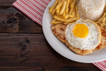 Frango com ovo, arroz e batata frita
