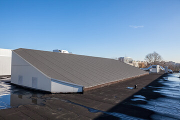 Sloping roof with roofing