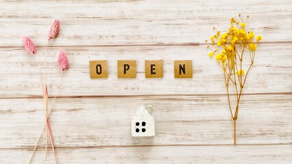 家小物とピンク色と黄色のナチュラルフラワー_白板背景