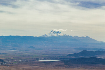 Fototapeta premium The volcano pico de orizaba and lake alchichica in puebla Mexico