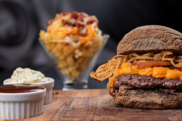 Hambúrguer com cheddar, bacon e onion ring