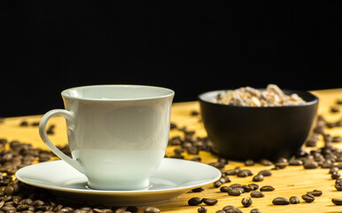 Eine Tasse Kaffee dazu Hafermilch und Kandiszucker