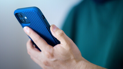 スマートフォンを操作する男性の手