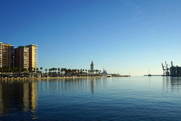 Malaga zur Weihnachtszeit im Dezember, der Leuchtturm mit seiner Halbinsel und Palmen